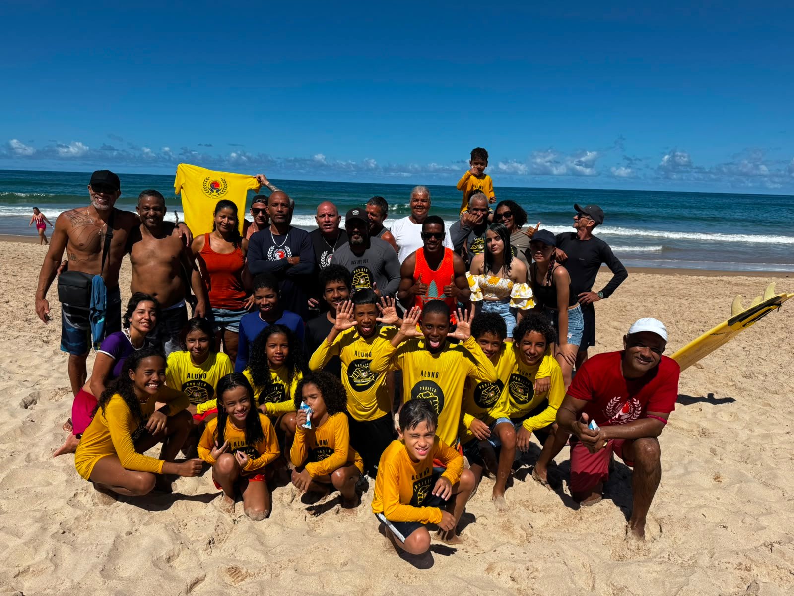 Alunos e equipe do Projeto Salvador Surf Social